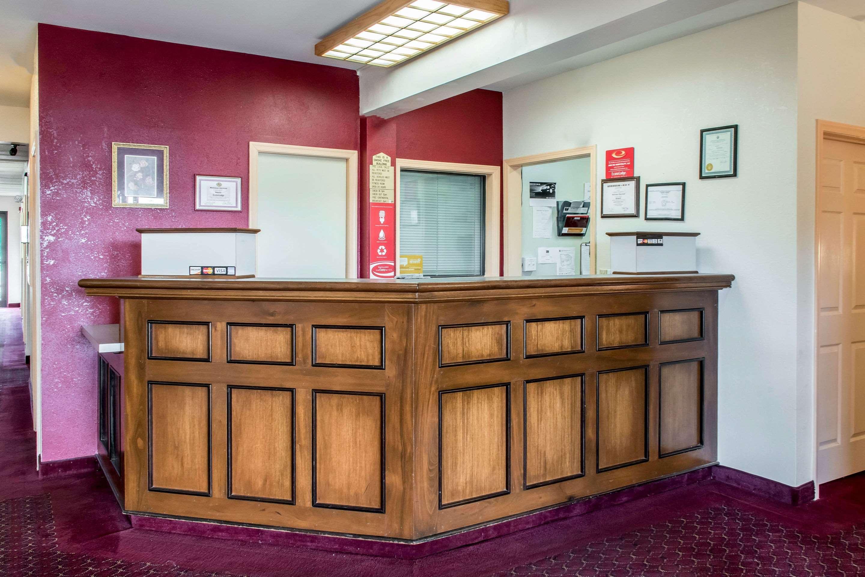 Econo Lodge *